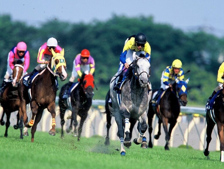 NHKマイルCを駆けるクロフネ。相棒は武豊騎手だった　©Koji Asakura