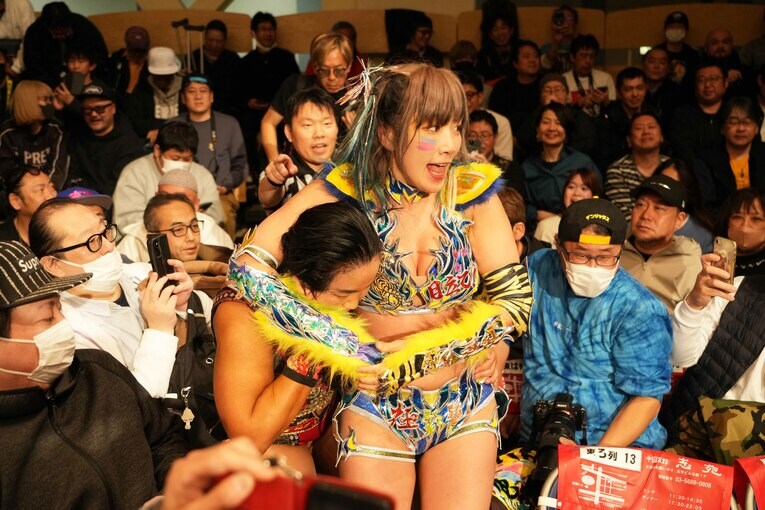 客席で里村明衣子を引きずり回すウナギ・サヤカ　©Essei Hara