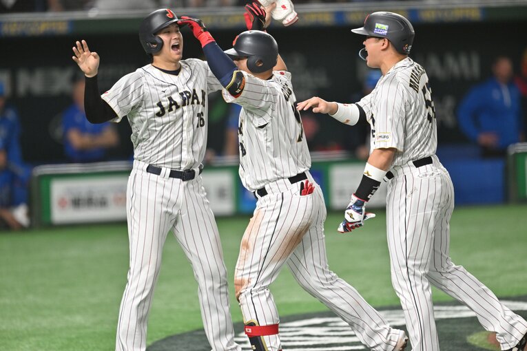 3ランの岡本を大谷と村上が祝福の瞬間（4/5)　©Naoya Sanuki
