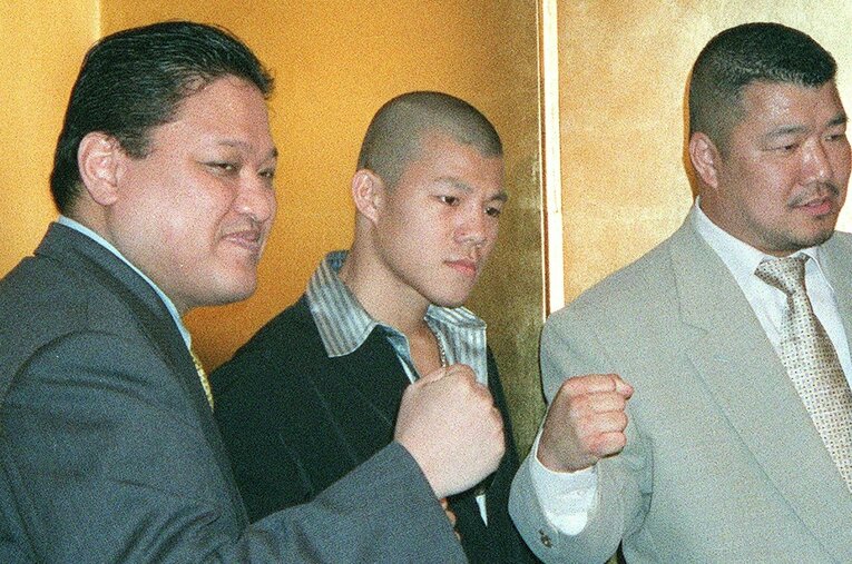 金平桂一郎が会長を務める協栄ジムへの移籍会見でポーズをとる亀田興毅と父・史郎さん（2005年6月）　©JIJI PRESS