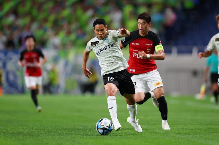 2020年から湘南に完全移籍した山田直輝。2024年まで述べ、9シーズンにわたって在籍した（2023年）　©︎Naoki Morita/AFLO SPORT