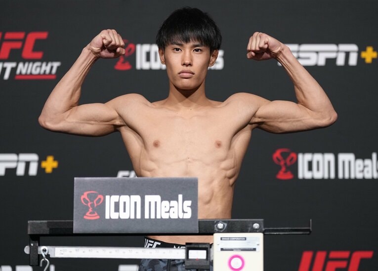 2022年5月13日、UFC初戦前日の公開計量にて　©Getty Images