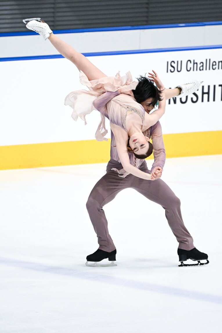 初の国際大会出場となった「木下グループ杯」で演技を行う紀平梨花・西山真瑚　©Asami Enomoto【スワイプするとそのほかの写真もご覧になれます】
