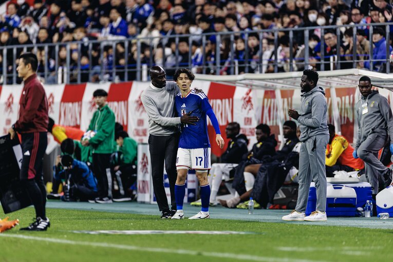 ガーナ選手と交錯アクシデント…田中碧がガーナ監督に謝罪した一部始終…写真はまだまだ続きます　©Kiichi Matsumoto