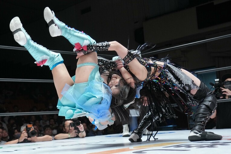 フィッシャーマンスープレックスで玖麗さやかを投げる上谷沙弥。4月8日、後楽園ホール　©Essei Hara