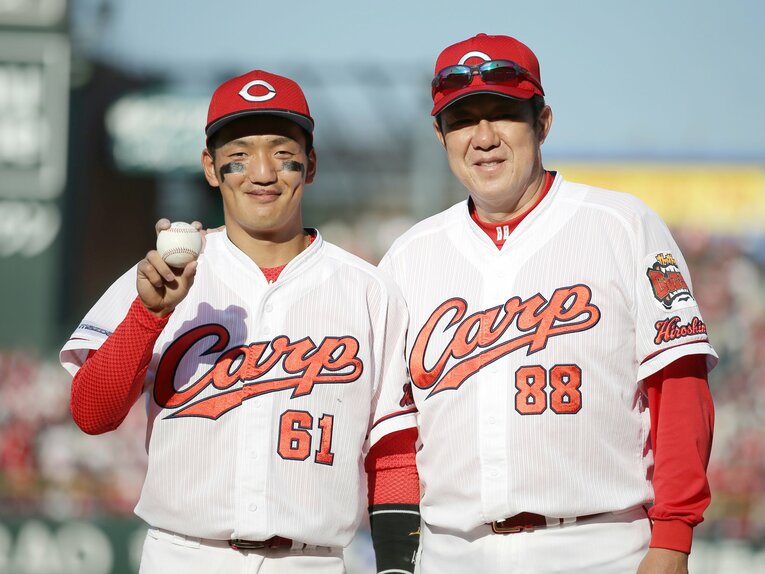 22年5月3日にプロ初安打・初打点をマークし、佐々岡真司監督（当時）と記念写真に収まる矢野　©JIJI PRESS