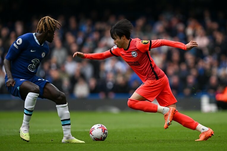 マッチアップした右SBチャロバーを終始翻弄した三笘。前半26分にはCBフォファナとバディアシルをかわし、あわやスーパーゴールという場面を作った　©Getty Images