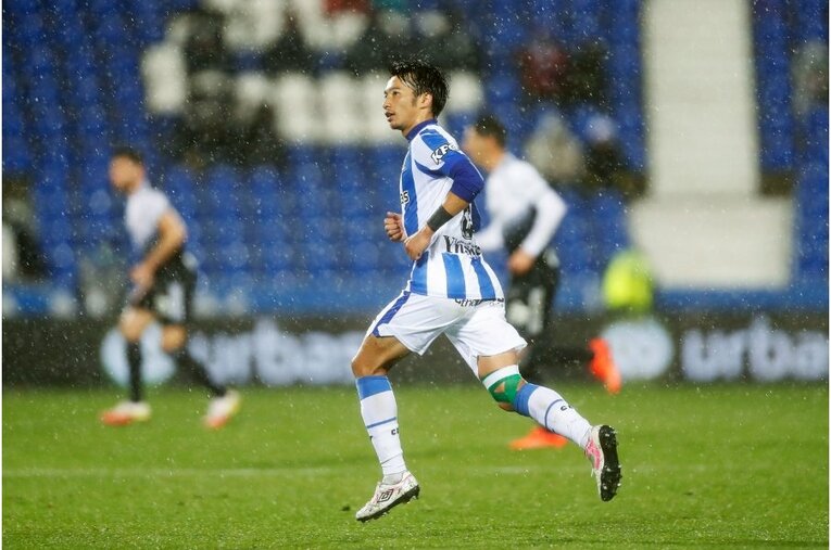 柴崎岳vs岡崎慎司が《ユニフォームを引っ張ってバチバチ》 撮影カメラマンが凍えそうな雨中で捉えた“熱いバトル”の瞬間(42)