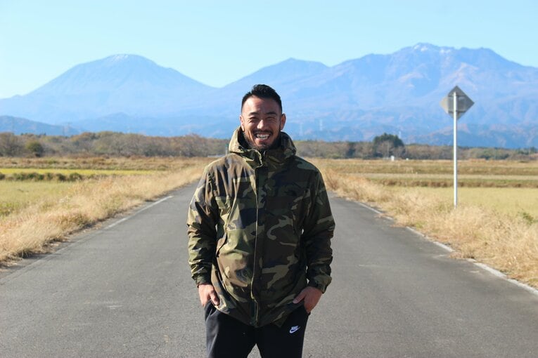 近隣を散策する手塚裕之　©Number Web