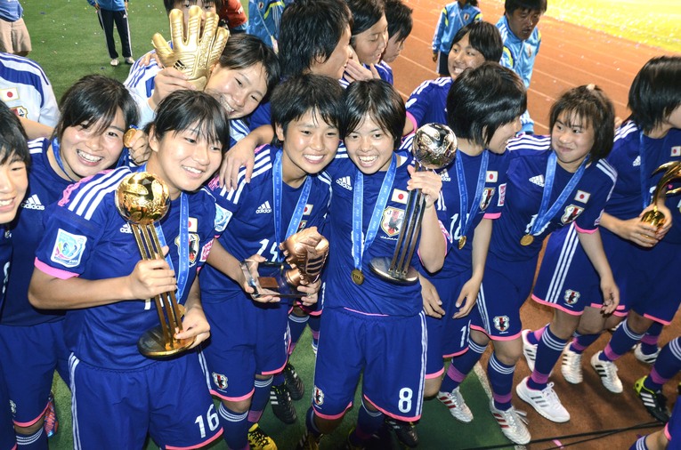 2014年U-17女子W杯初優勝。長野風花と喜ぶ長谷川唯　©︎ZUMA Press/AFLO