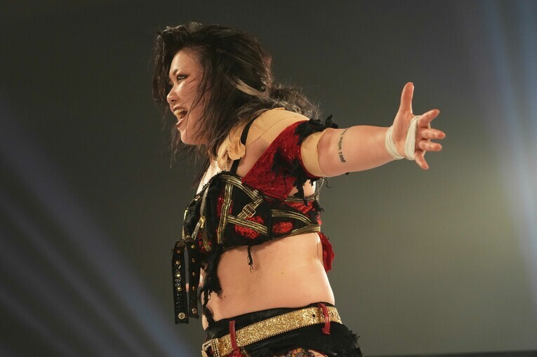 「かかってこい」と自信を見せる鈴季すず　©Essei Hara