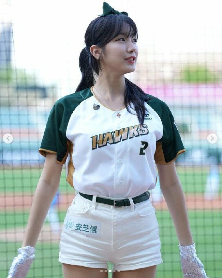 「日本でも大人気…中には韓流アイドルも！」小野寺の所属する台鋼ホークス・チアリーダーたち／公式インスタグラムより