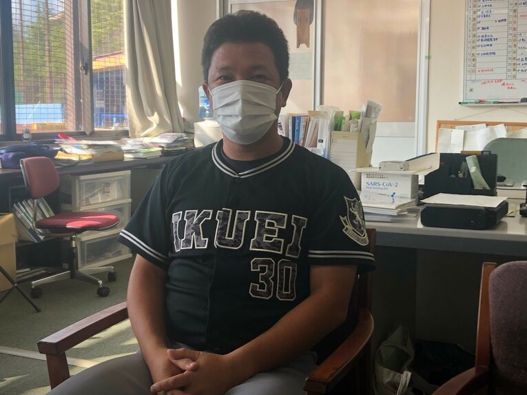 取材に応える仙台育英高校・須江航監督（2021年夏撮影） ©︎Yu Takagi