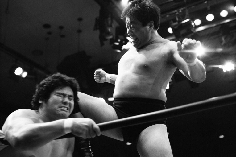 天龍源一郎にジャンピング・ニーを見舞う