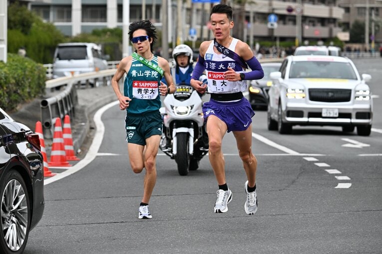 大学2年時の箱根3区。青学大・太田（左）に追いつかれたシーン　©Naoya Sanuki