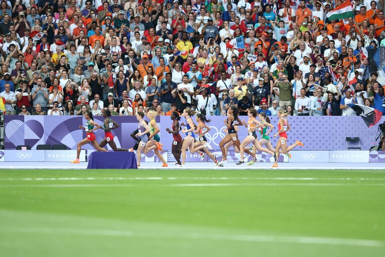 パリ五輪1500mの準決勝。田中希実は後方から6番手　©Ryosuke Menju/JMPA