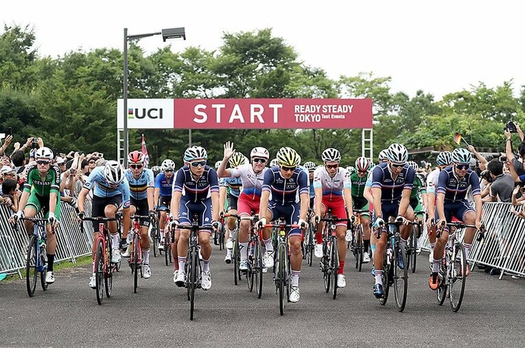 一見個人での戦いに見えるが、チーム競技であるサイクルレース。そのルールの深みを知れば、ハマることは間違いない。 ／ photograph by Tokyo 2020