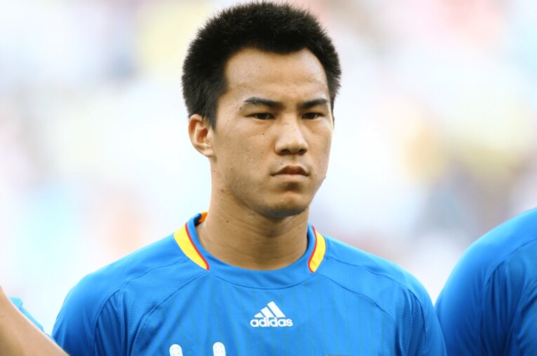 北京五輪に出場した岡崎慎司。新人の頃から指導する杉本トレーナーは、当時は潜在能力を信じきれていなかったと胸の内を明かす　©JMPA