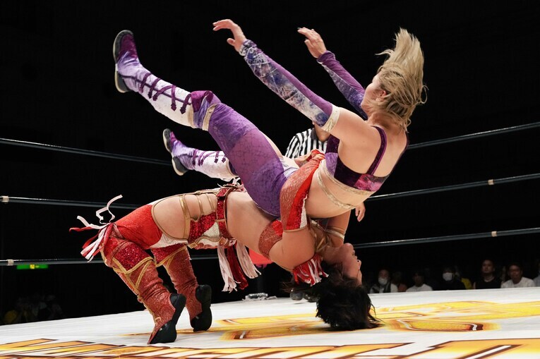 ジャーマンスープレックスホールドで天麗皇希をフォールする林下詩美　©Essei Hara