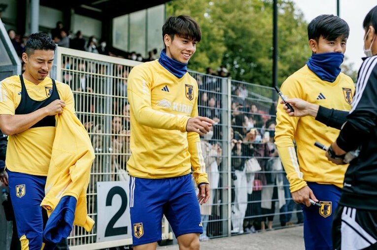 塾の経営者でありながら、サッカー日本代表の田中碧（写真中央）らの代理人も務める富永雄輔氏。子どもたちの“指導”における共通点を教えてくれた ／ photograph by Kiichi Matsumoto