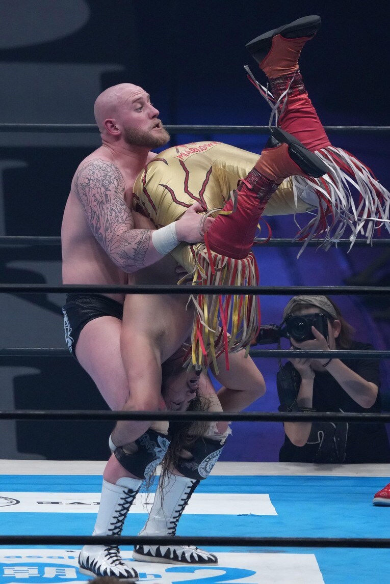 辻陽太をパイルドライバーに持っていくゲイブ・キッド　©Essei Hara