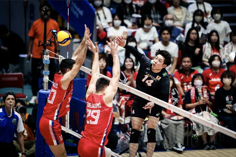 相手がいないスペースへスパイクを打ち分ける石川祐希。好調の日本代表をさらなる高みへと牽引する　©︎FIVB