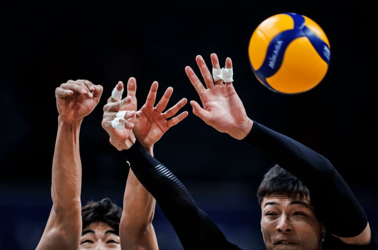 高橋健太郎、宮浦健人（VNLキューバ戦）©︎Volleyball World