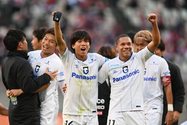 残留を喜ぶガンバの選手たち