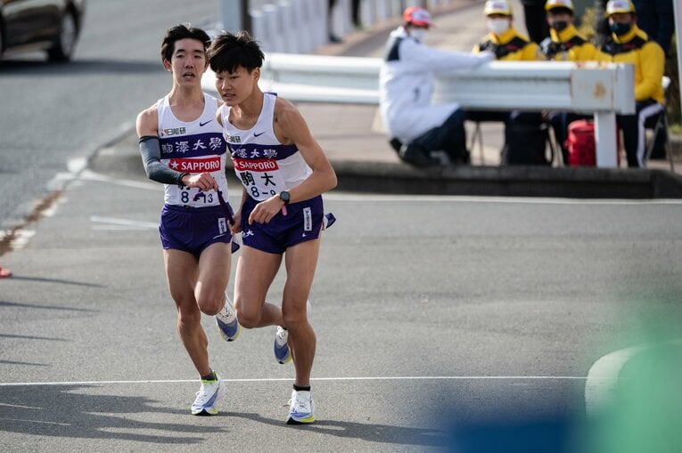 2021年箱根駅伝の戸塚中継所。8区・佃康平から9区・山野力へ襷がわたる　 ©Nanae Suzuki