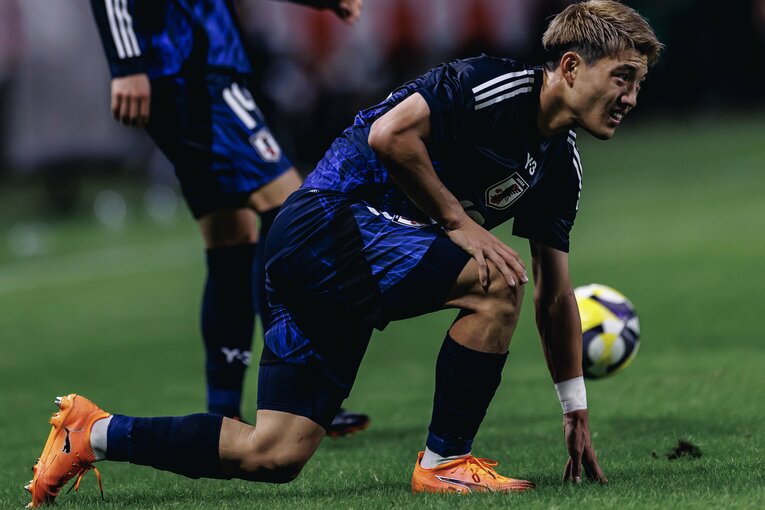 堂安律へのパラグアイの激しいディフェンス（2枚目／全4枚） ©Kiichi Matsumoto