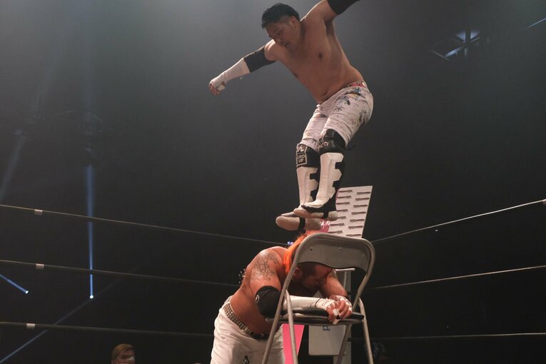 カリスマ葛西純「世の中は無駄な血を一滴も流すな」 頬を串刺し、人間ダーツ…それでもデスマッチが“ただの残虐ショー”ではない理由(11)