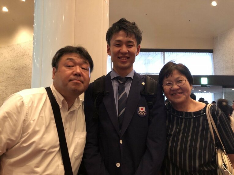 父・学さん、母・いく子さんと（写真/母提供）