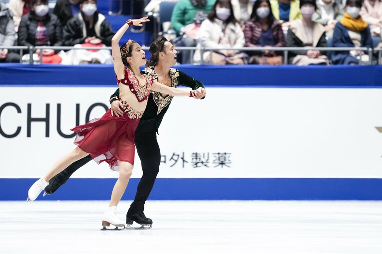 NHK杯フリーで演技を行う村元＆高橋