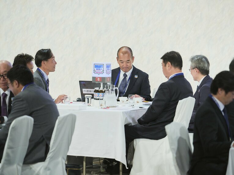 「表情が対照的すぎる！」ドラフト会場で見た巨人と阪神の首脳陣　©Yuki Suenaga