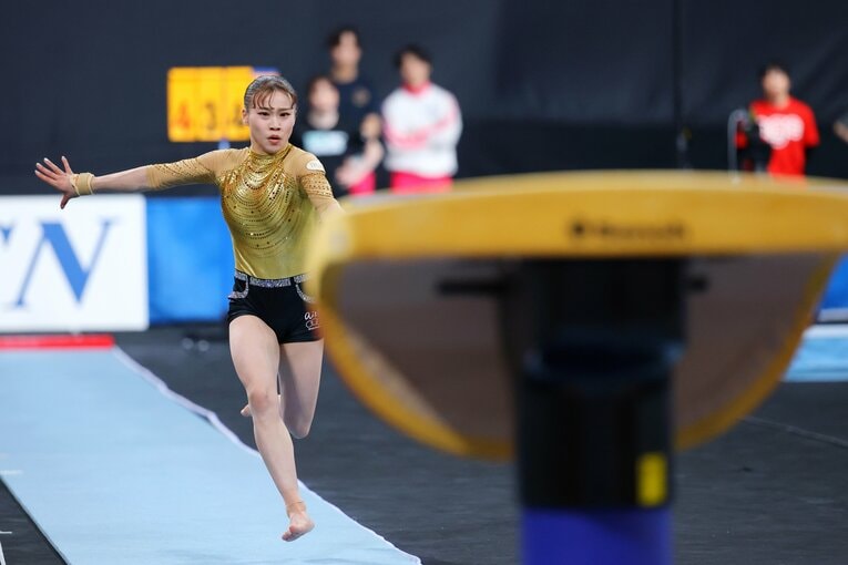 跳馬で5年ぶりの「ユルチェンコ2回ひねり」に挑んだ杉原愛子　©AFLO
