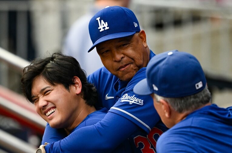 黄色信号が灯っていたドジャースを覚醒させたデーブ・ロバーツ監督（中央）の一言とは？ ／ photograph by  Icon Sportswire/Getty Images