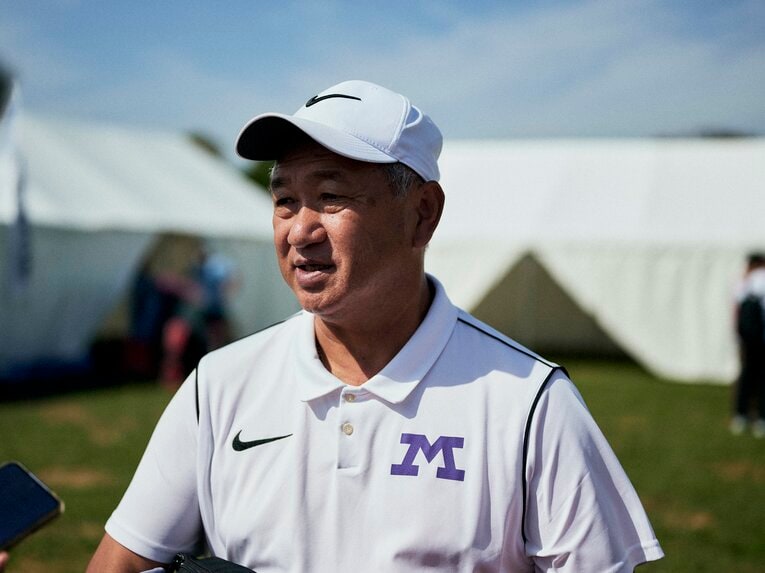14位に終わった予選会を厳しい表情で振り返る明大の大志田監督　©Yuki Suenaga