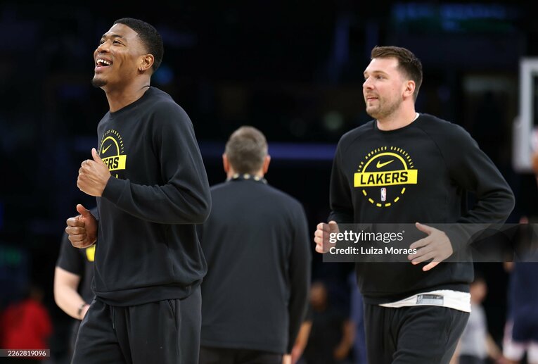 試合前、ルカ・ドンチッチらとウォーミングアップする八村塁　©︎Luiza Moraes/Getty Images