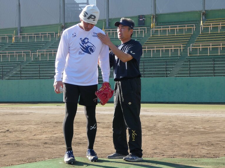 指導するアスリートコンサルタントの鴻江寿治 ©Kotaro Tajiri