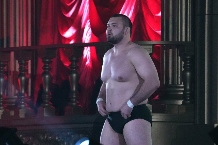 丸刈りに黒のショートパンツ姿で初めてのプロレスのリングに上がったウルフアロン（29歳）。ファンはその覚悟に喝采を送った　©Masashi Hara
