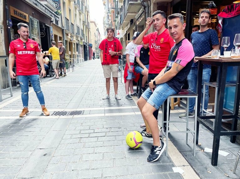 久保建英がGK姿？奇跡の残留に歓喜、“ズボンを抜いだお宝写真”も… 「苦しんだタケのリーガ3年目」をカメラマン視点で振り返る(4)