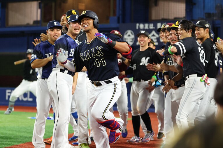 猛打爆発の2連勝で盛り上がったパ・リーグのベンチ。19歳の寺地も頓宮のホームランパフォーマンスにしっかり参加　©JIJI PRESS