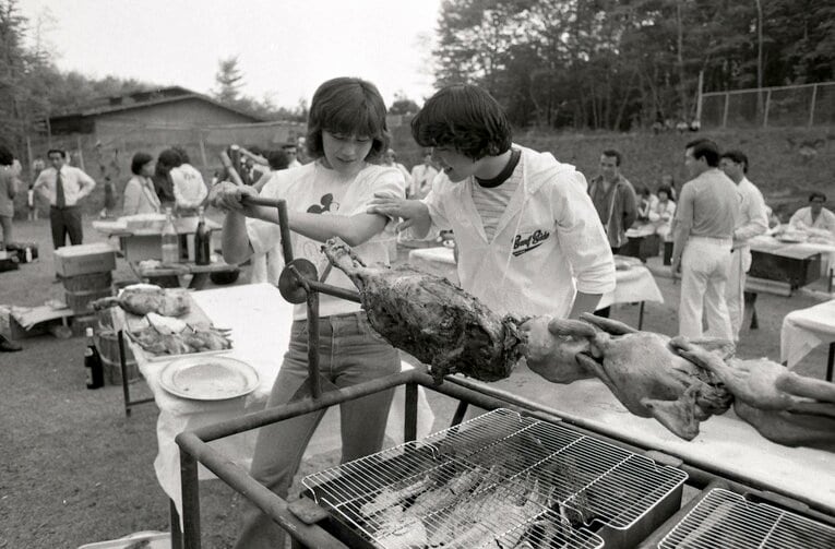 那須の強化キャンプで肉を焼くビューティ・ペア【スワイプするとそのほかの写真もご覧になれます】　©東京スポーツ新聞社