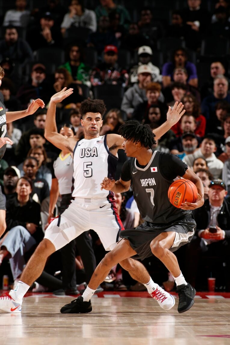 世界選抜チームは国名と国旗が記されたユニフォームを着用。タージ・アリーザ（右）の胸には日の丸が刻まれていた　©︎Cameron Browne/NBAE via Getty Images