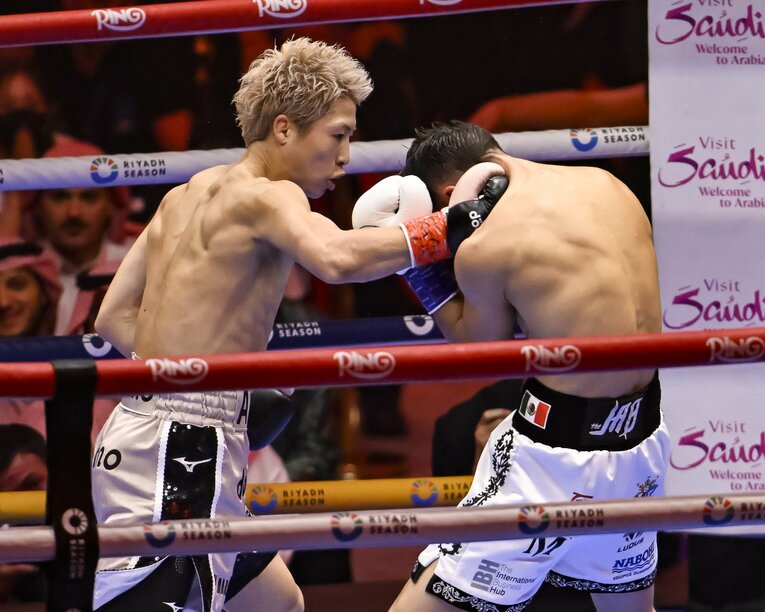 徹底的にガードを固めるピカソに強烈な右フックを打ち込む　©Hiroaki Finito Yamaguchi