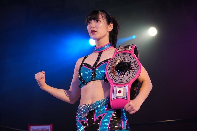 センダイガールズプロレスリングのワールドジュニア王座のベルトでポーズするさくらあや　©Essei Hara