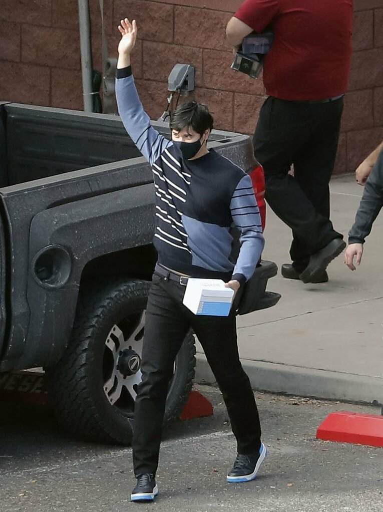 キャンプ練習後の検査を終え、笑顔で手を振る大谷翔平　©KYODO