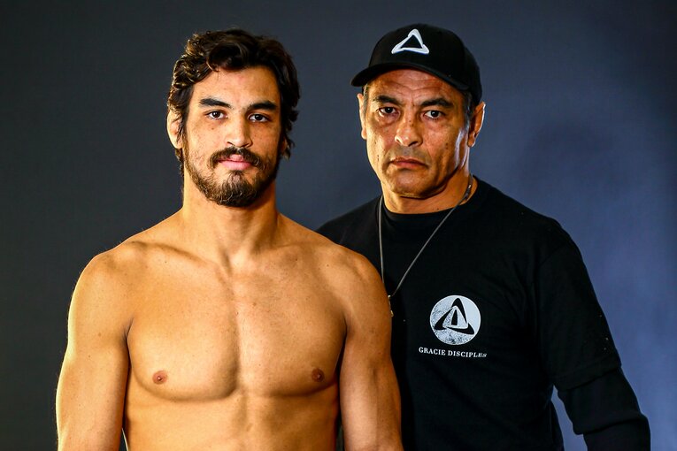 RIZINやUFCにも出場した次男クロンと　©Susumu Nagao