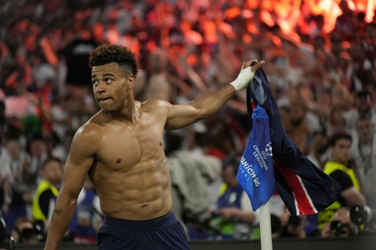 3点目のゴール後、ユニフォームを脱いだドゥエ（3枚中の2枚目）　©Getty Images