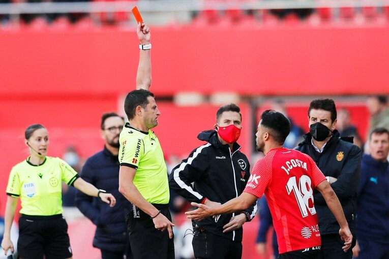 久保建英が“不可解判定”に怒った！ ラフプレーに抗議→イエローも…「バモス！クボ」とファンが信頼する理由〈撮影者の視点〉(47)